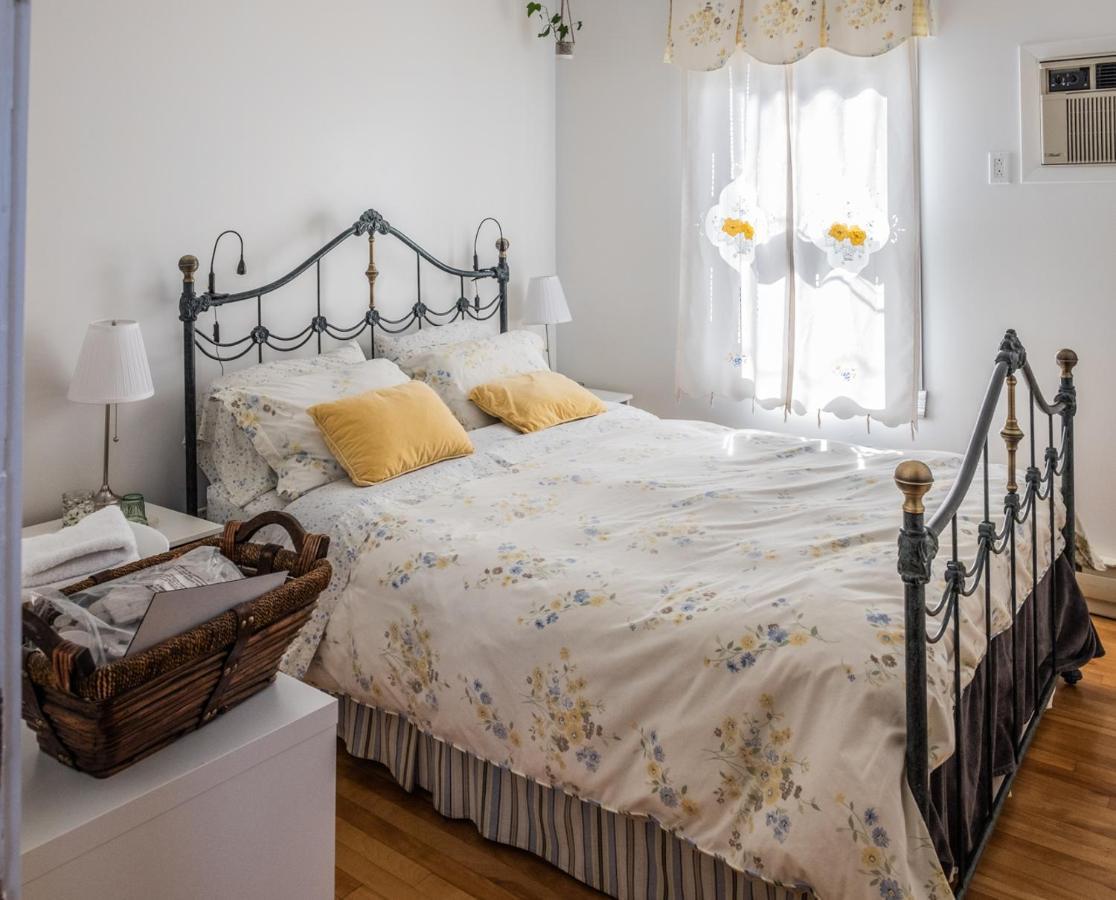Hebergement Touristique Une Fleur Au Bord De L'Eau Genevieve Mercier Bed & Breakfast Granby Exterior photo